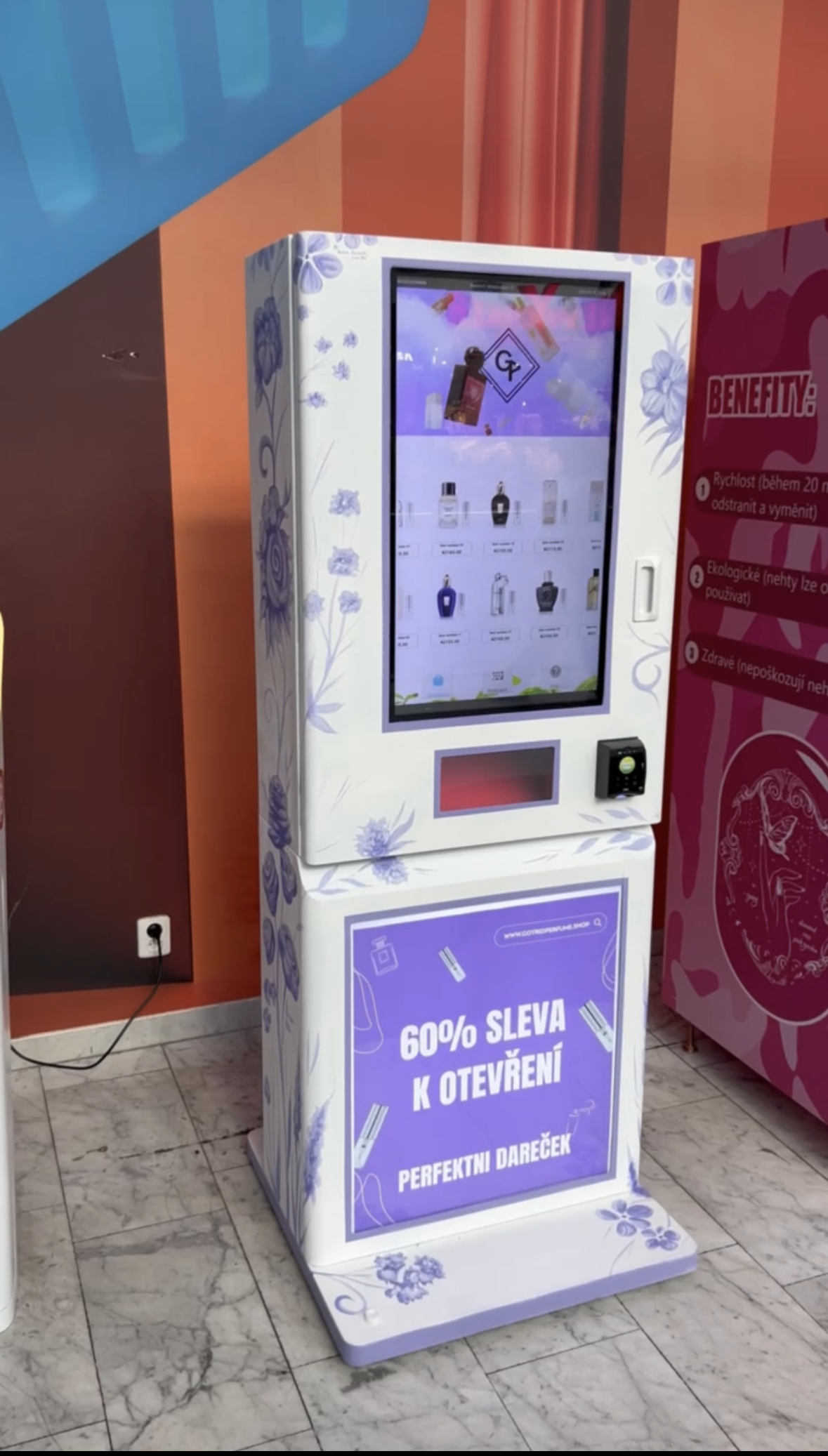 Parfémový automat Gotrid Perfume v obchodním centru ve Smíchově
